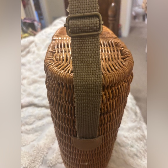 Vintage Insulated Wine Picnic Basket with Wine Journal and other Accessories - Picture 9 of 13